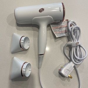 T3 Cura Professional Digital Ionic Hairdryer